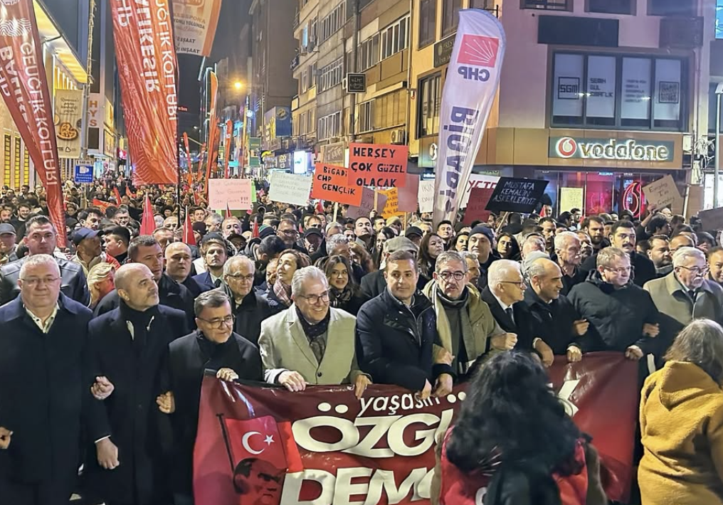 Bandırma Belediye Başkanı Dursun Mirza, Balıkesir’de düzenlenen yürüyüşe katılarak haksızlığa,