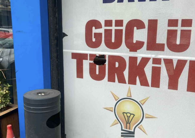 Balıkesir’in Burhaniye ilçesinde dün gece AK Parti Burhaniye İlçe Başkanlığına