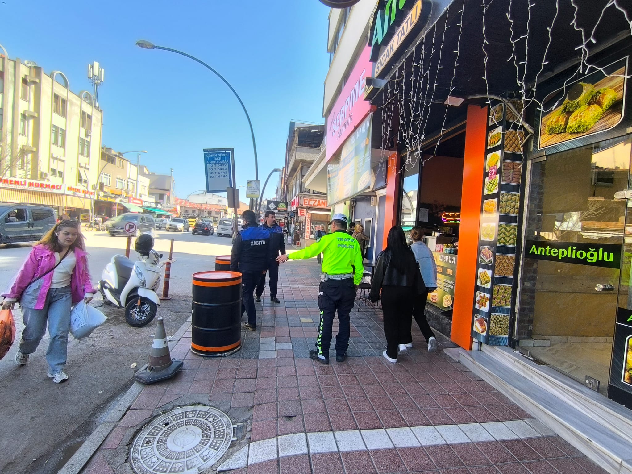 Gönen Belediyesi Zabıta Müdürlüğü ekipleri ve İlçe Emniyet Müdürlüğü ekipleri,