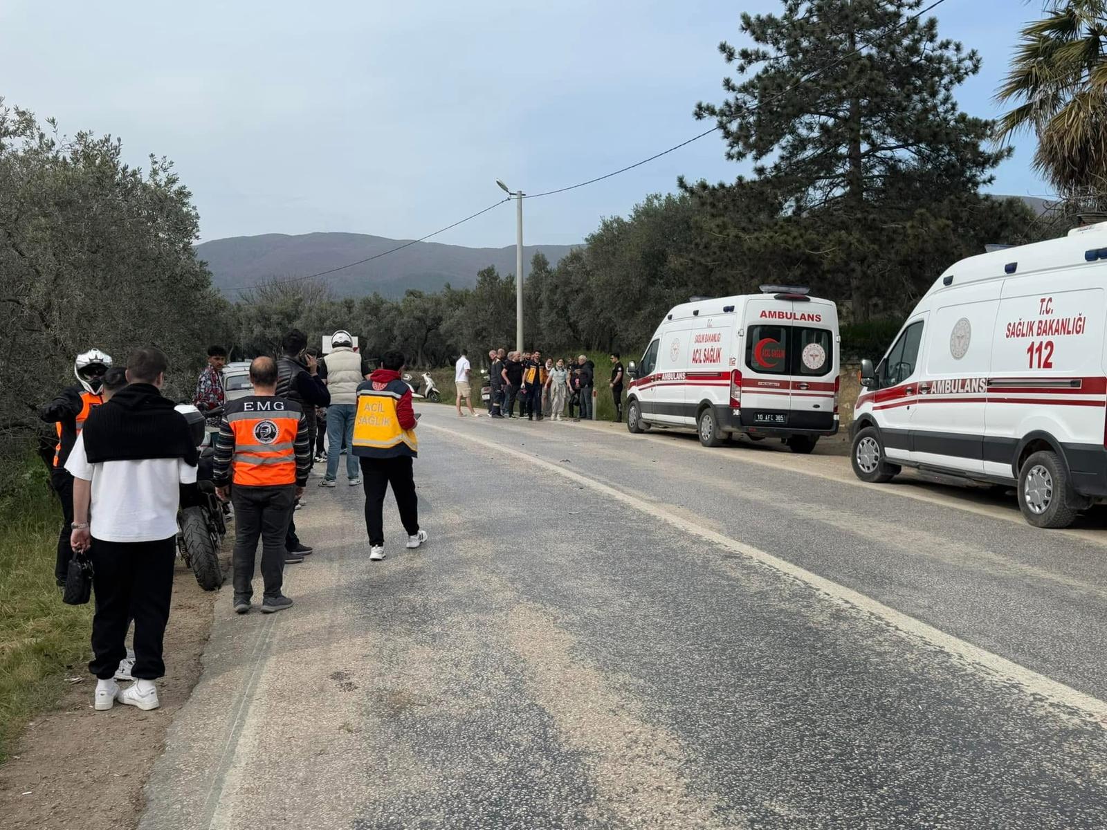 Balıkesir’in Erdek ilçesinde 1 otomobil ve 2 motosikletin karıştığı trafik