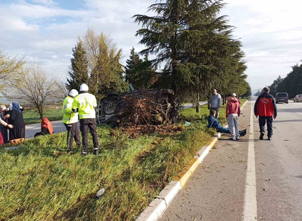 Balıkesir’de İzmir-İstanbul çevreyolunda meydana gelen tek taraflı trafik kazasında takla
