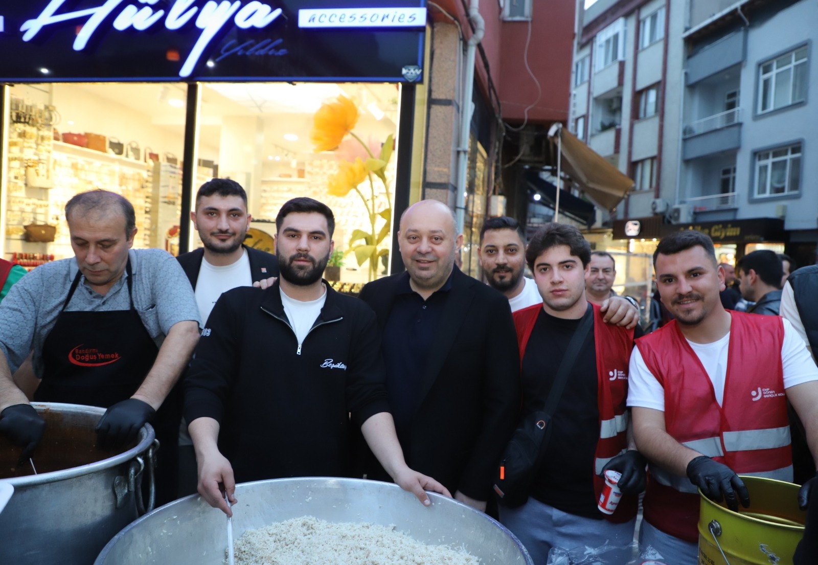 Gönen’de Ramazan ayının manevi atmosferi, düzenlenen iftar sofralarında vatandaşlarla birlikte