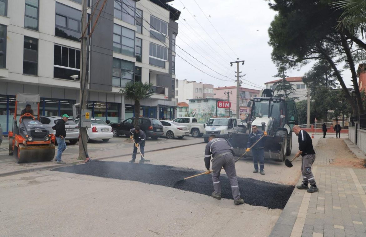 Gönen’de belediye ekipleri, asfaltlama ve yol tamirat çalışmalarını hız kesmeden