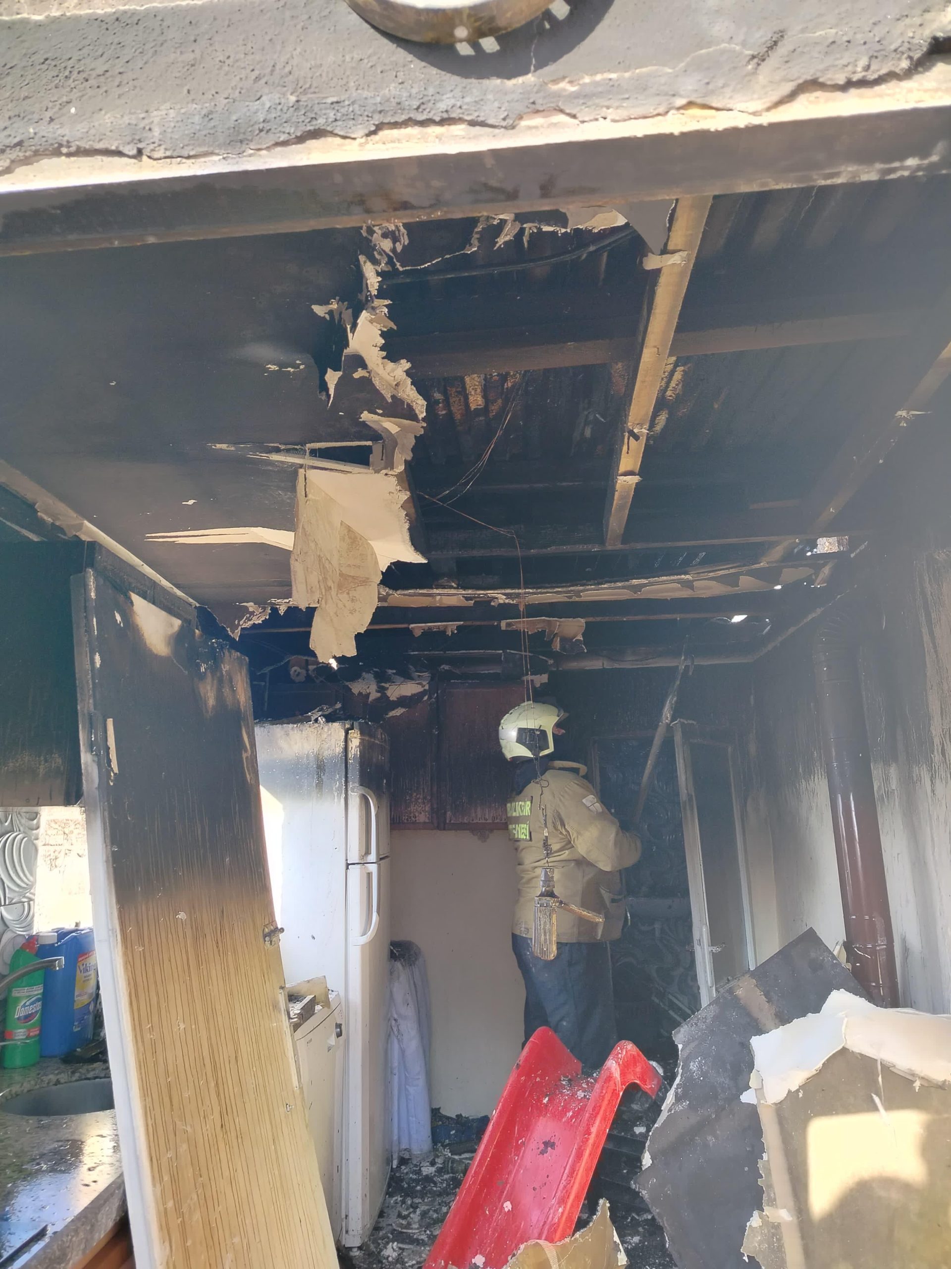 Balıkesir’in Erdek ilçesinde bir evde çıkan yangın paniğe neden oldu.