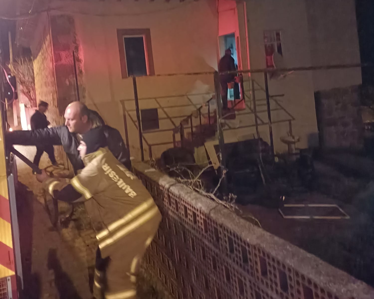 Balıkesir'in Manyas ilçesinde bir evde çıkan bacadan kaynaklı yangın, Balıkesir