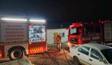 Balıkesir’in Altıeylül ilçesinde yapımı devam eden konut inşaatında çalışan işçilerin