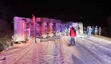 Balıkesir’in Karesi ilçesinde mıcır yüklü kamyonun devrilmesi sonucu 2 kişi