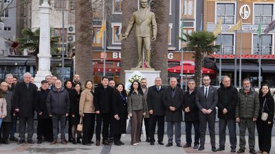 Bandırma’da Muhasebeciler Haftası dolayısıyla Cumhuriyet Meydanı’nda çelenk sunma töreni düzenlendi.