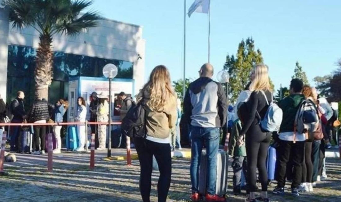 Türk vatandaşları için Yunanistan’dan kapıda vize uygulamasına devam kararı: Listeye iki ada daha eklendi Yunanistan, Türk vatandaşlarına yönelik kapıda vize uygulamasını bir yıl daha