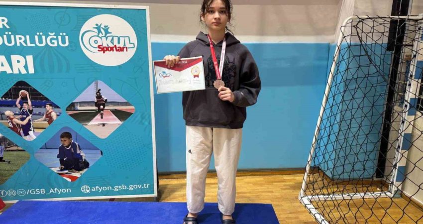 Taekwondo’da Balıkesirli İpek Türkiye Şampiyonası’na katılmaya hak kazandı Afyonkarahisar’da düzenlenen Okullararası Teakwondo Grup Müsabakaları’nda Balıkesir’i temsil eden İpek