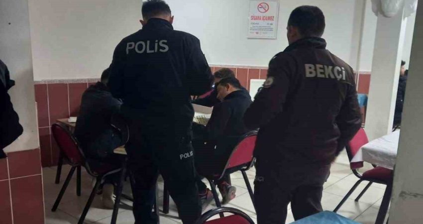 Balıkesir’de huzur denetimi Balıkesir’de huzur denetimlerinde aranan 10 şahıs yakalandı, kusurlu bulunan 77