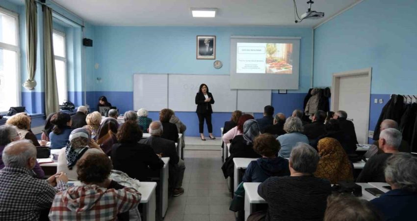 60 yaş üzeri öğrencilerin ilk ders heyecanı Balıkesir Üniversitesi’nde 60 yaş üzeri öğrenciler ilk ders heyecanı yaşadı.