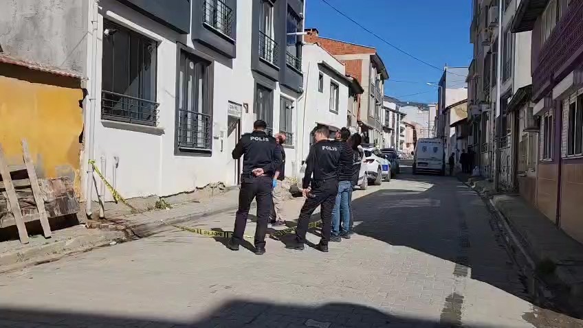 Edremit’te yüksekten düşen şahıs hayatını kaybetti Balıkesir’in Edremit ilçesinde, bir kişinin yüksekten düşerek hayatını kaybettiği öğrenildi.