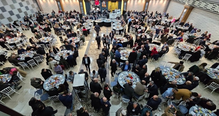 AK Parti Bandırma İlçe teşkilatı iftarda buluştu Balıkesir’in Bandırma ilçesinde, AK Parti Bandırma İlçe Başkanlığı tarafından düzenlenen
