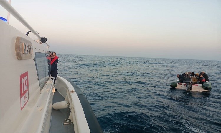 Ayvalık’ta Sahil Güvenlik 18 düzensiz göçmen yakaladı Balıkesir’in Ayvalık içesinde yasa dışı yollarla Yunanistan’ın Midilli Adası’na gitmek