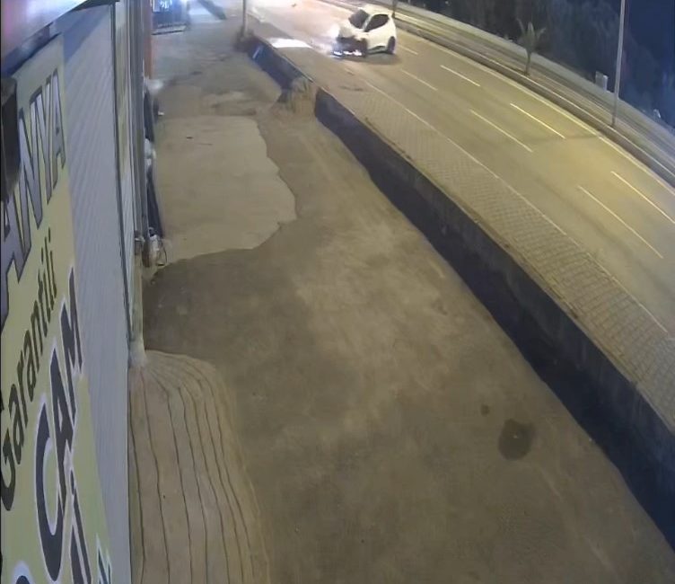 Edremit’te kaldırıma savrulan otomobildeki 2 kişi yaralandı Balıkesir’in Edremit ilçesinde, kaldırıma çarparak savrulan otomobildeki 2 kişi yaralandı.