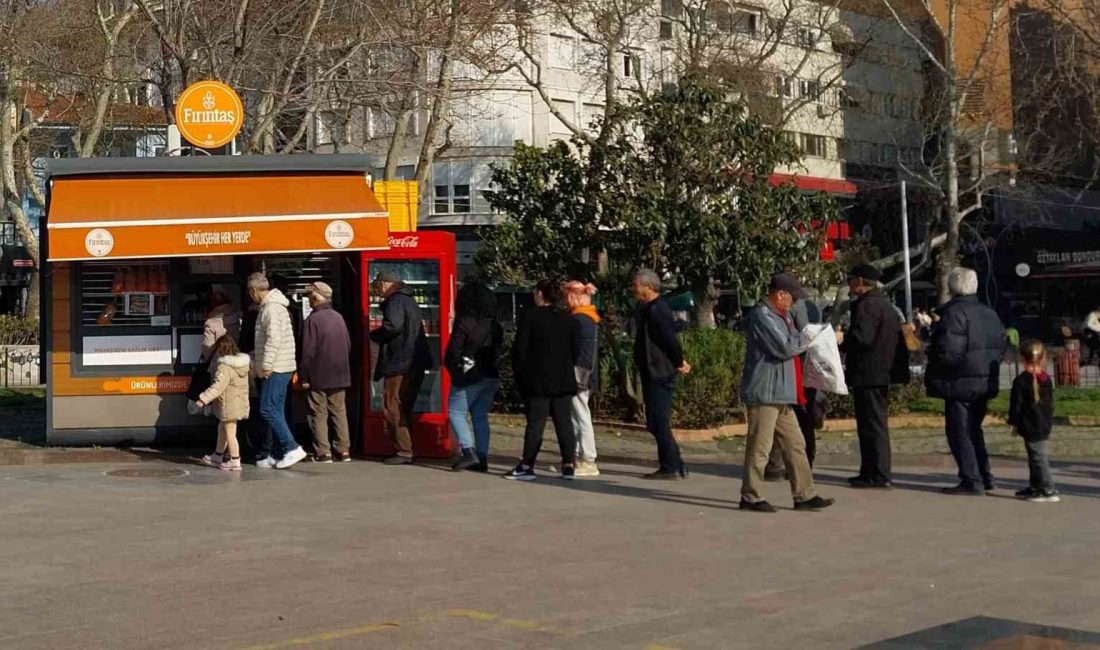 Bandırma’da uygun fiyatlı pide için uzun kuyruklar oluştu Balıkesir Büyükşehir Belediyesi’nin Fırıntaş Büfelerinde uygun fiyatlı Ramazan pidesi almak