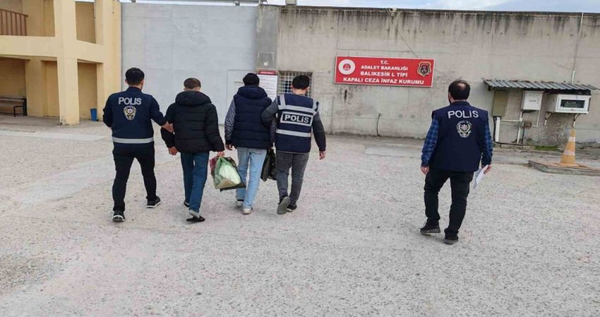 Yaşlı kadını 1 milyon 500 bin lira dolandıran şahıslar yakalandı Balıkesir’in Bigadiç ilçesinde kendilerini emniyet müdürü olarak tanıtıp yaşlı kadının