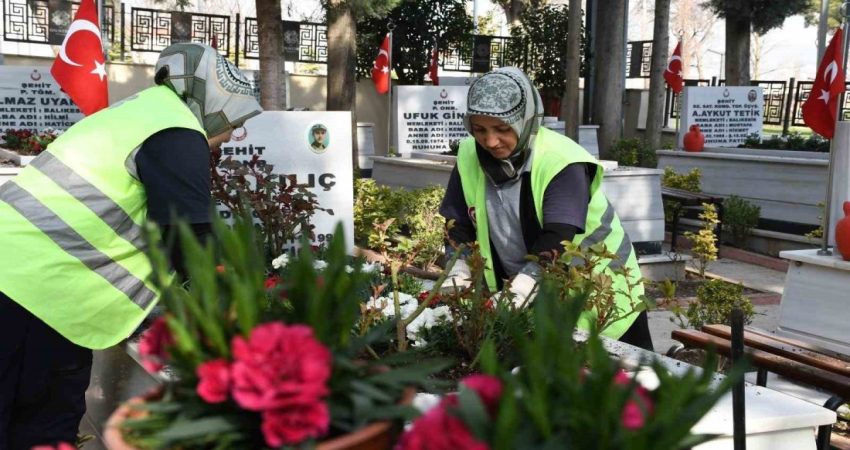 Balıkesir’de şehitlikler çiçeklerle donatıldı Balıkesir Büyükşehir Belediyesi, 18 Mart Çanakkale Zaferi ve Şehitleri Anma