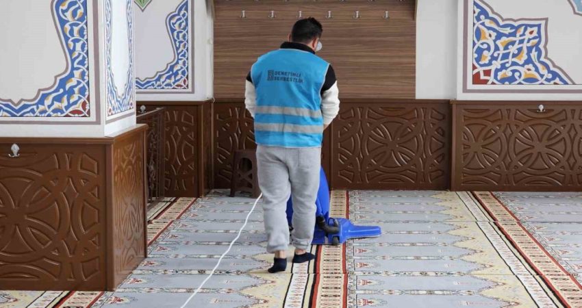 Bandırma’daki camileri yükümlüler temizledi Bandırma Denetimli Serbestlik Müdürlüğü, Ramazan Bayramı öncesinde kamu yararına ücretsiz
