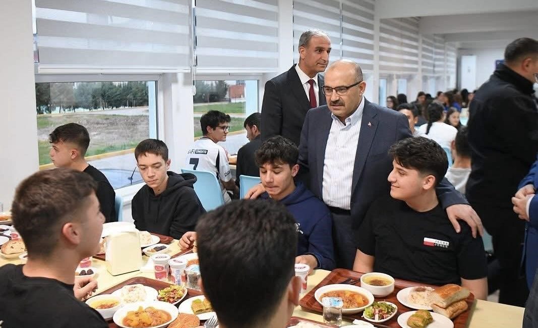 Vali Ustaoğlu öğrencilerle iftar sofrasında buluştu Balıkesir Valisi İsmail Ustaoğlu, Ramazan ayının manevi atmosferinde İstanbulluoğlu Sosyal