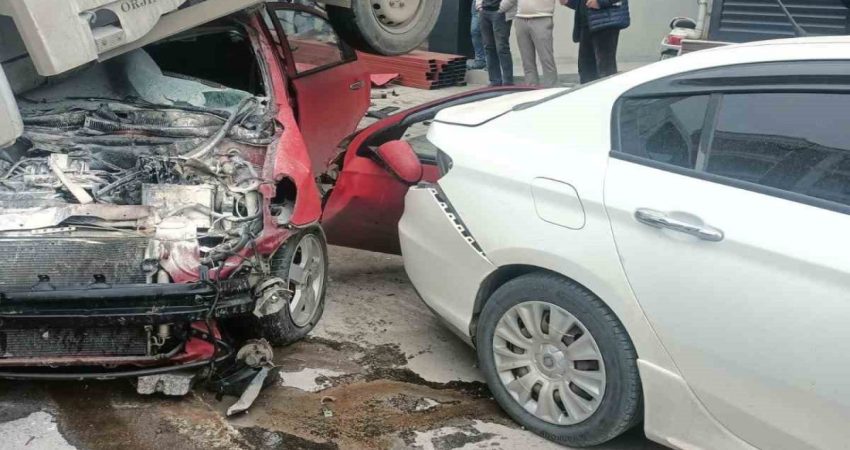 Balıkesir’in Karesi ilçesinde otomobil yol kenarında park halindeki kamyonetin altına