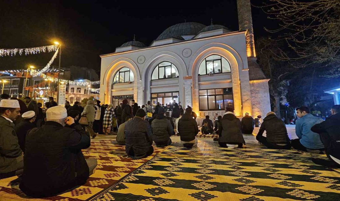 Bandırma’da Kadir Gecesi Maneviyatıyla Yaşandı Balıkesir’in Bandırma ilçesinde Kadir Gecesi dolayısıyla ibadetlerini yerine getirmek isteyen