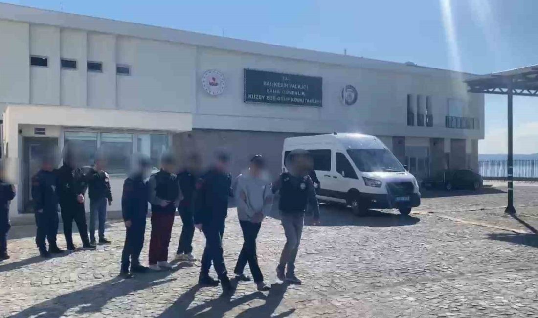 Ayvalık’ta Sahil Güvenlik ekipleri göçmen kaçakçılarını kıskıvrak yakaladı Balıkesir’in Ayvalık ilçesinde yasa dışı yollarla Yunanistan’ın Midilli Adası’na göçmen