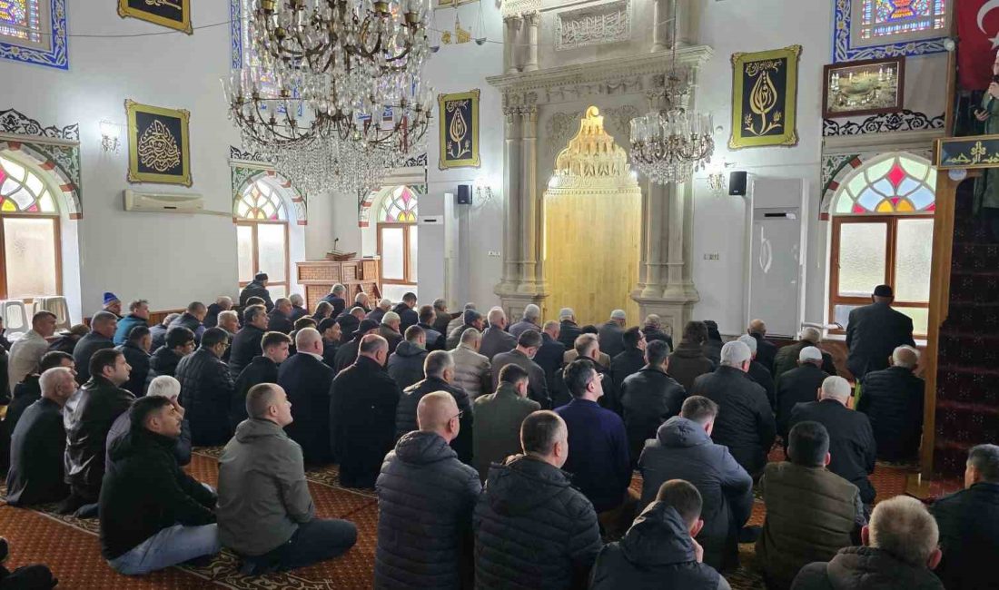 Ramazan Bayramı, tüm yurtta olduğu gibi Bandırma’da da camilerde kılınan