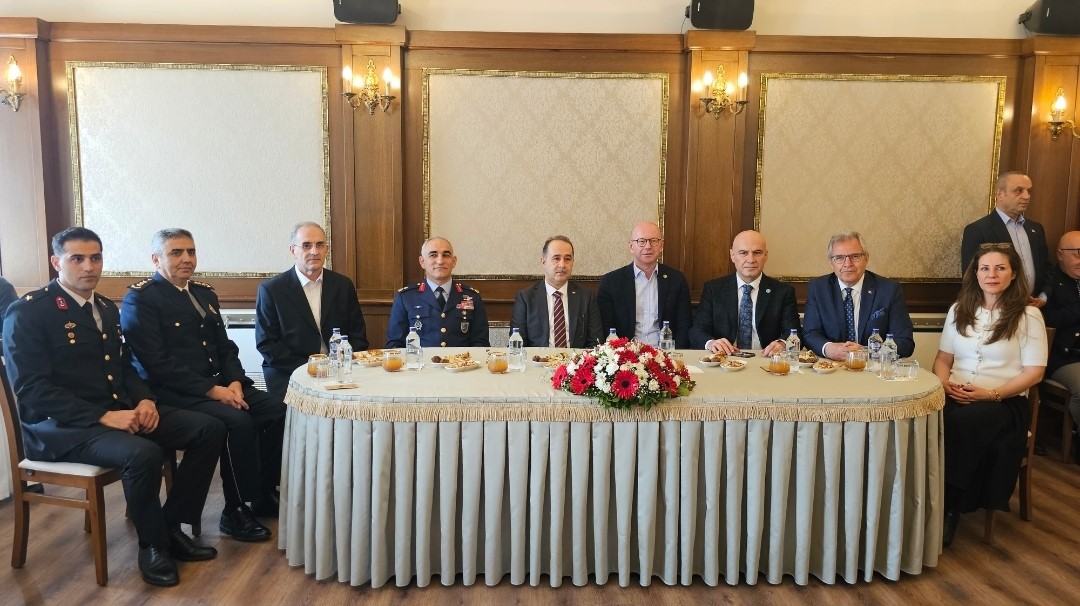 Bandırma protokolü bayramda bir araya geldi Bandırma protokolü, Ramazan Bayramı dolayısıyla düzenlenen bayramlaşma töreninde bir araya