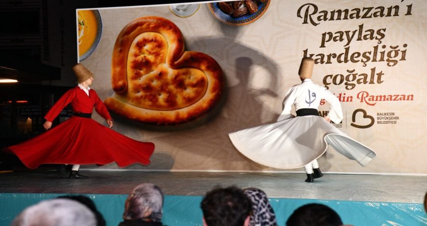 Ahmet Akın, Ramazan Geleneğini Balıkesir’de yaşatıyor Ramazan’ın ruhunu yansıtan program içerikleriyle şehrin dört bir yanından binlerce