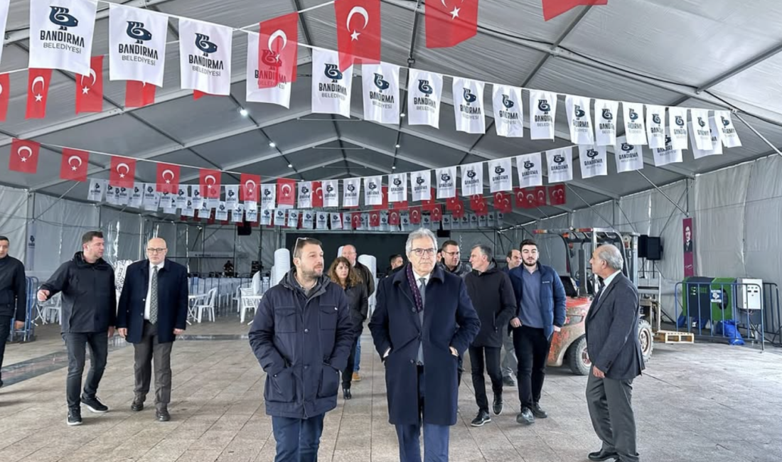 Bandırma Belediyesi İftar Çadırı Kurdu Bandırma Belediyesi, Ramazan ayı boyunca vatandaşların bir araya gelebileceği iftar