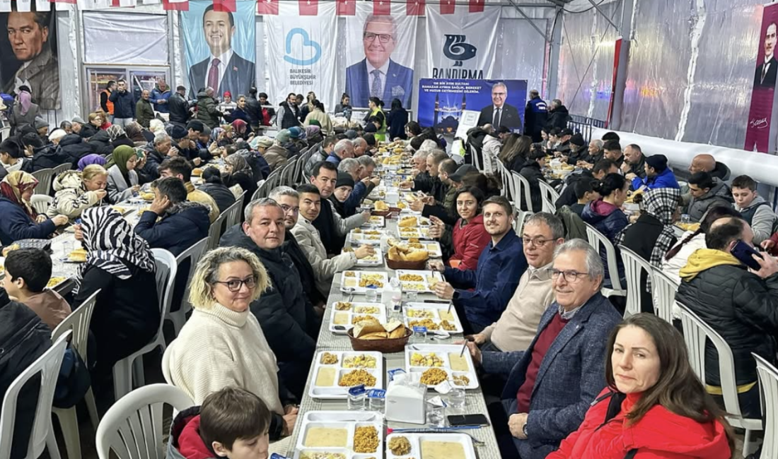 Bandırma’da İftar Sofraları Bereketlendi Bandırma Belediyesi tarafından kurulan iftar çadırında, Bandırma Ticaret Borsası’nın desteğiyle
