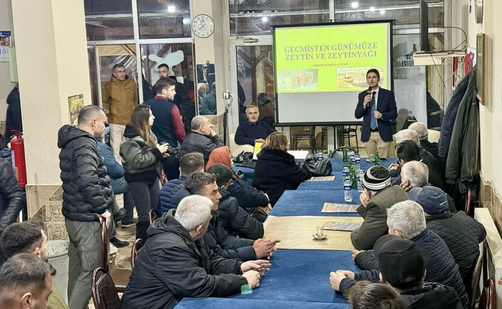 Bandırma Belediyesi’nden zeytin üreticilerine eğitim desteği Bandırma Belediyesi, tarımsal eğitimi kırsal mahallelere yaymak amacıyla hayata geçirdiği