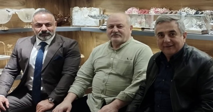 AK Parti Bandırma İlçe Teşkilatı’ndan Esnaf Ziyareti AK Parti Bandırma İlçe Başkanı Göksel Karlahan ve İlçe Teşkilat