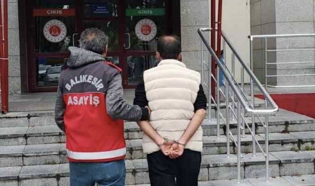 Balıkesir’de altın hırsızı polisten kaçamadı Balıkesir’de bir eve girerek çok sayıda altın ziynet eşyası çalan