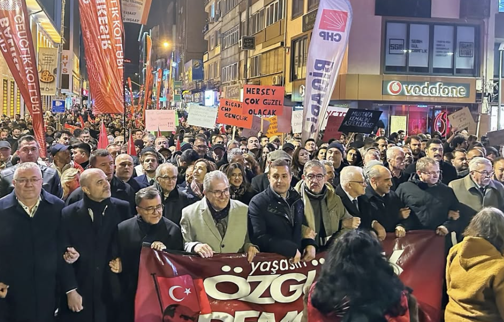 Başkan Dursun Mirza: “Özgürlük için omuz omuza yürüdük” Bandırma Belediye Başkanı Dursun Mirza, Balıkesir’de düzenlenen yürüyüşe katılarak haksızlığa,