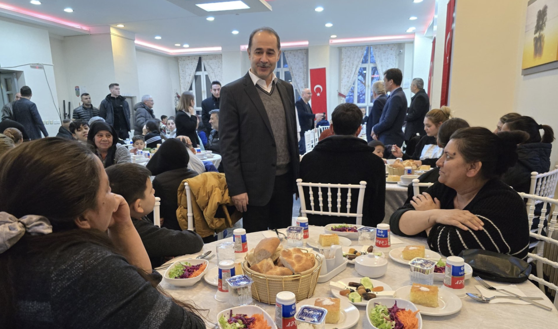 Bandırma Kaymakamlığı ev sahipliğinde düzenlenen iftar programında Kaymakam Engin Aksakal,