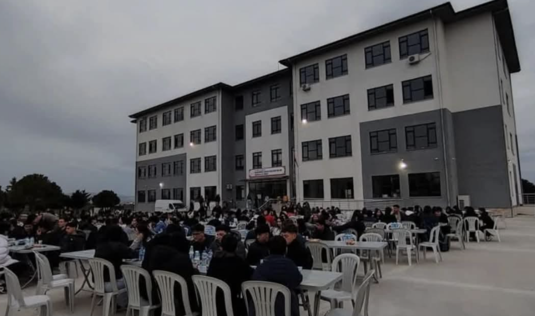 Gelenek Bozulmadı: Yavuz Sultan Selim Lisesi’nde Coşkulu İftar Bandırma Yavuz Sultan Selim Anadolu Lisesi, geleneksel hale gelen iftar