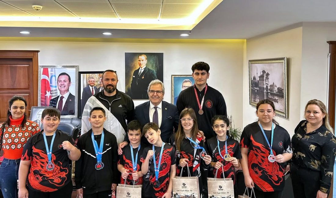 Başkan Mirza, Wushu Şampiyonlarını Ağırladı Bandırma Belediye Başkanı Dursun Mirza, minikler ve gençler kategorilerinde Wushu