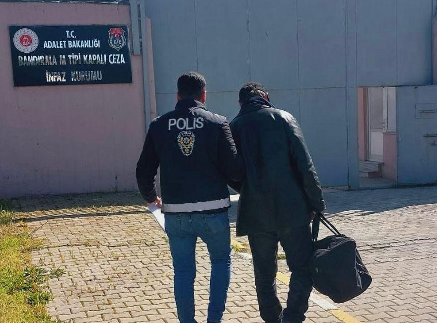 Balıkesir’de dolandırıcılık suçundan aranan şahıs yakalandı Balıkesir Asayiş Şube Müdürlüğü koordinesinde, Erdek İlçe Emniyet Müdürlüğü Asayiş