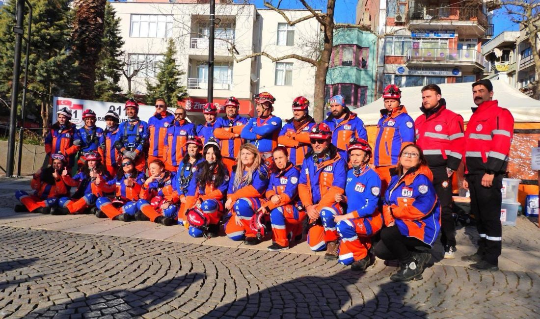 Balıkesir'in Erdek ilçesinde Deprem Haftası etkinlikleri kapsamında 911 Arama ve