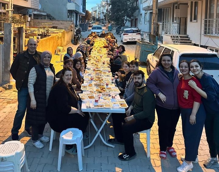 Bandırma’da Geleneksel Mahalle İftarı Düzenlendi Balıkesir’in Bandırma ilçesinde 100. Yıl Mahallesi sakinleri, geleneksel iftar yemeği