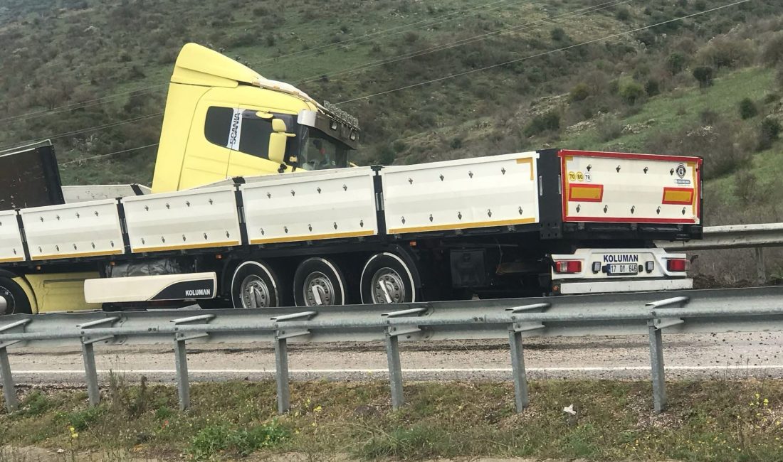 Gönen-Bandırma yolunda tek taraflı kaza trafiği olumsuz etkiledi Gönen-Bandırma yolu Taştepe Mevkii’nde meydana gelen TIR kazası, bölgede kısa
