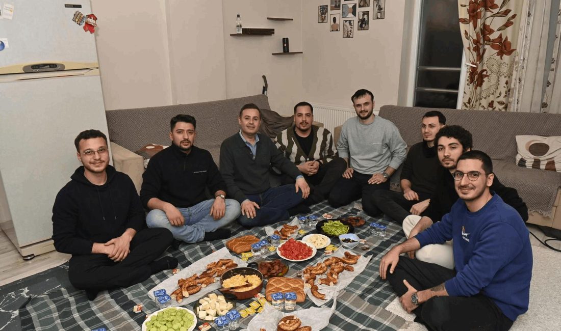 Ahmet Akın, Öğrenci Evinde Sahur Yaptı Balıkesir Büyükşehir Belediye Başkanı Ahmet Akın, öğrencilerle buluştuğu sahurda, öğrencilerin