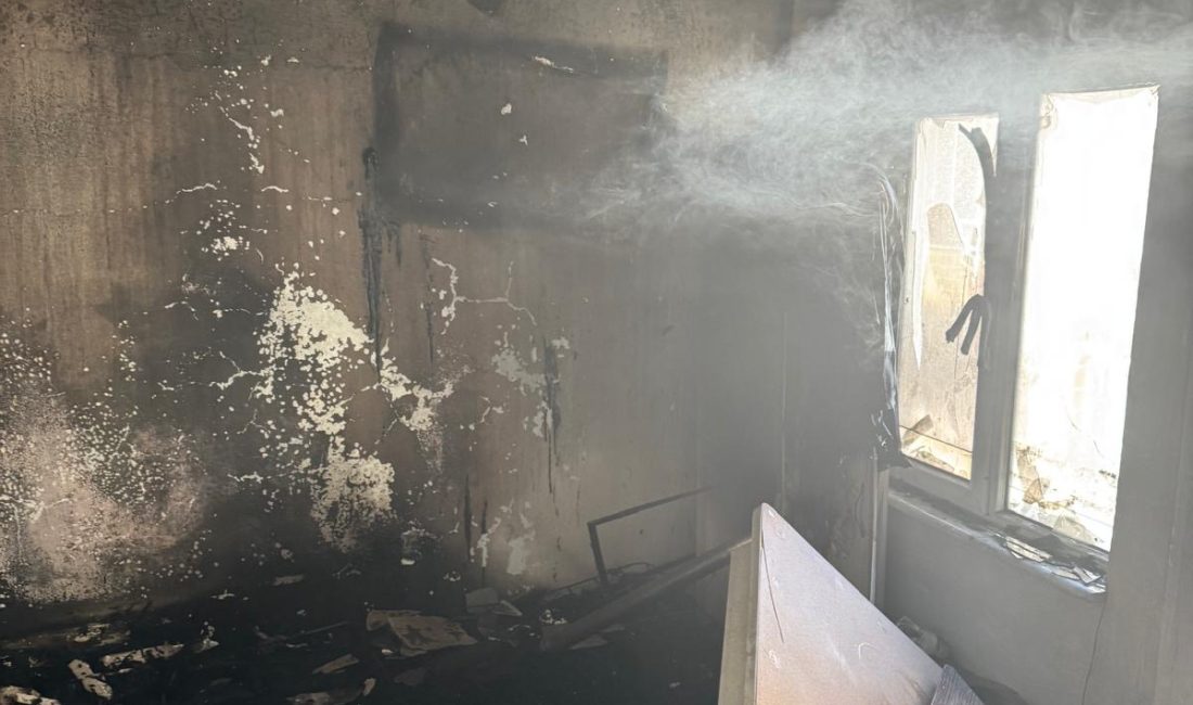 Bandırma’da itfaiye ekipleri alevlere müdahale etti Balıkesir’in Bandırma ilçesinde bir evde çıkan yangın maddi hasara neden
