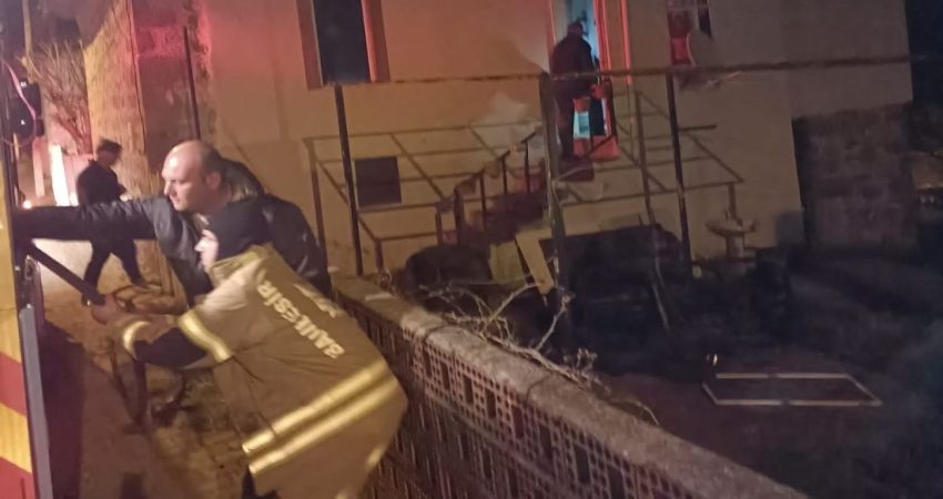 Manyas’ta baca yangını paniğe neden oldu Balıkesir'in Manyas ilçesinde bir evde çıkan bacadan kaynaklı yangın, Balıkesir