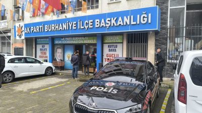 Balıkesir’in Burhaniye ilçesinde AK Parti İlçe Başkanlığı binasına gece saatlerinde