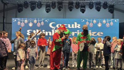 Balıkesir’in Bandırma ilçesinde, Ramazan ayı etkinlikleri Cumhuriyet Meydanı’nda vatandaşların yoğun