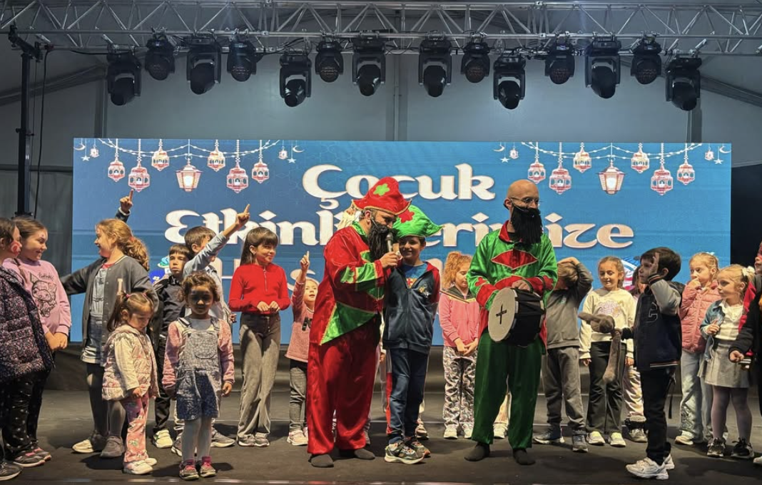 Balıkesir’in Bandırma ilçesinde, Ramazan ayı etkinlikleri Cumhuriyet Meydanı’nda vatandaşların yoğun